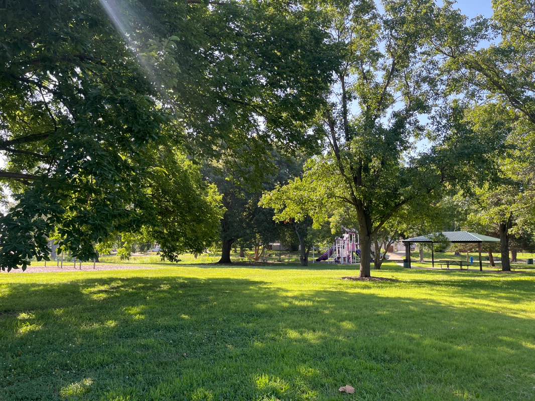 walking near me in Hillsdale Park in summer