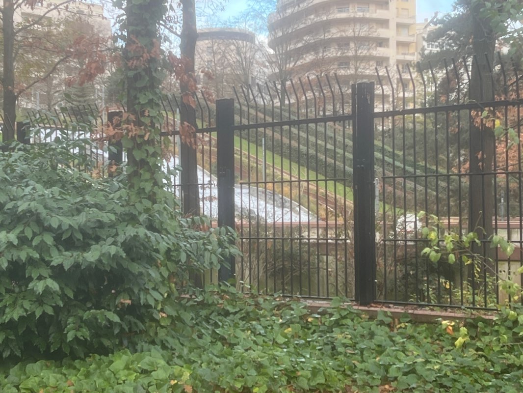 walking near me in Parc Diderot in autumn