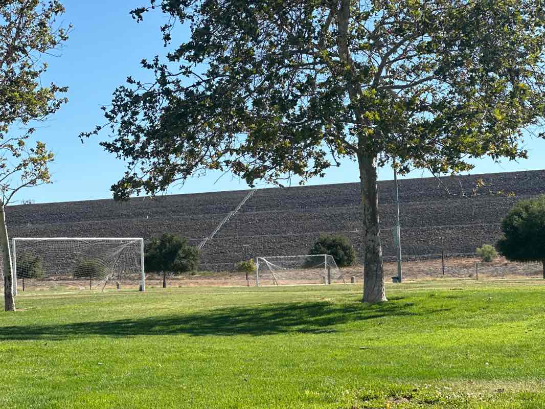walking near me in Diamond Valley Lake Community Park in autumn