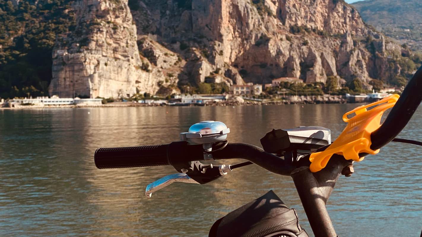 walking near me in Parco del Molo in winter