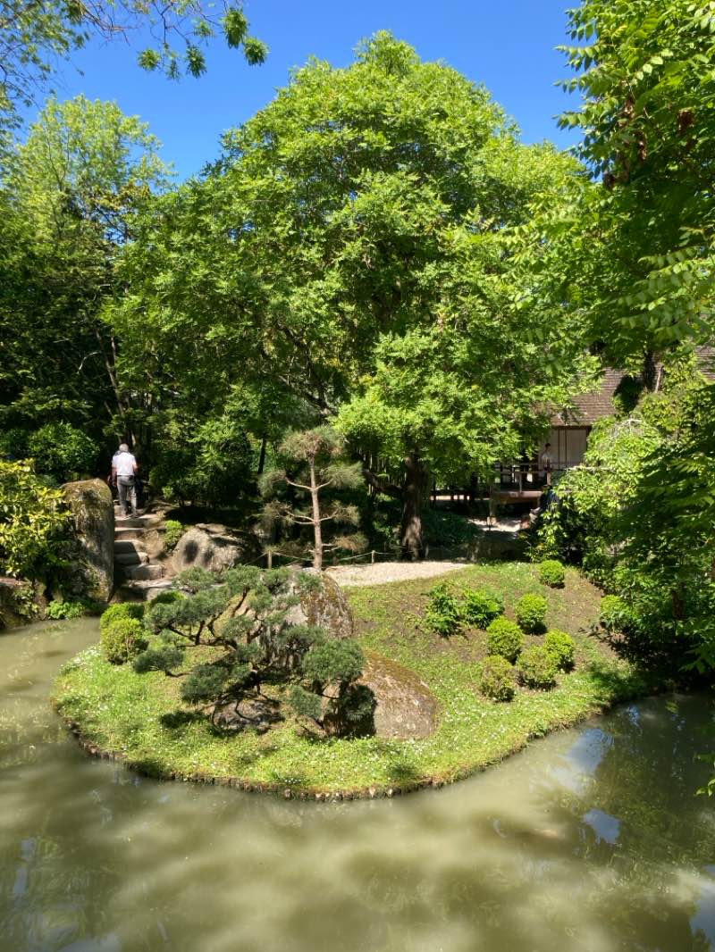 walking near me in Parc Raymond VI in winter