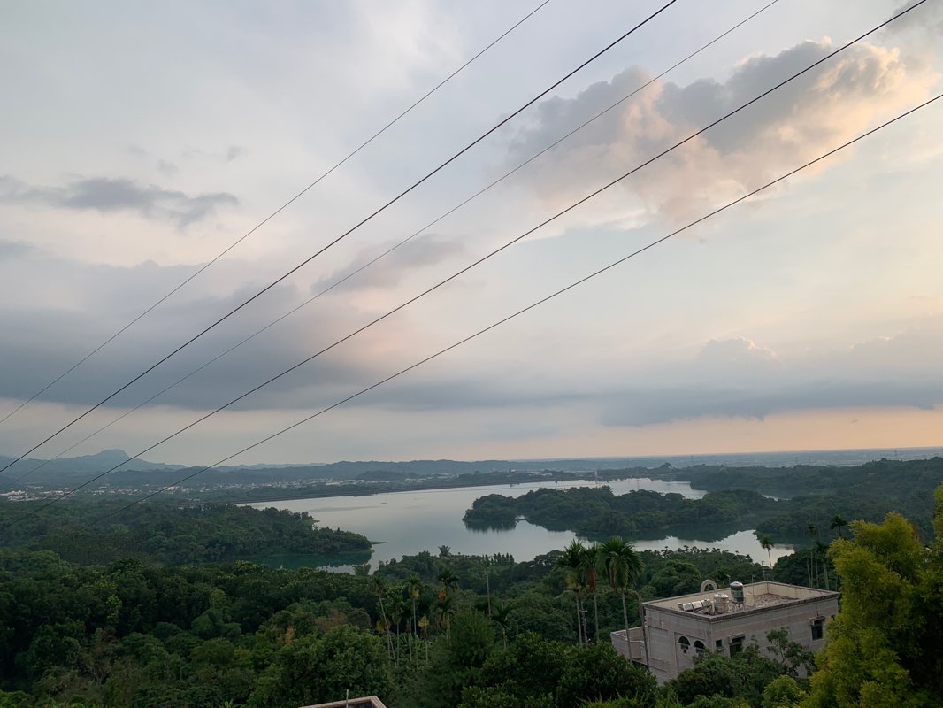 walking near me in Zhongzheng Park in winter