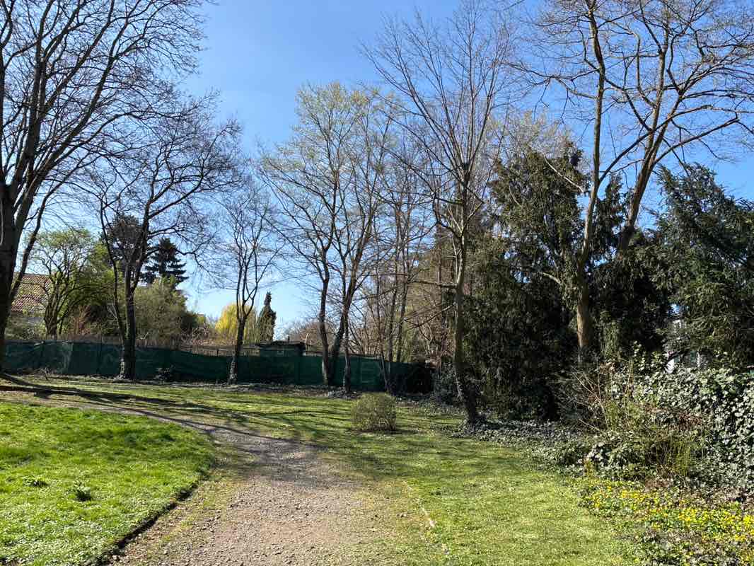 walking near me in Fontaneanlage in spring