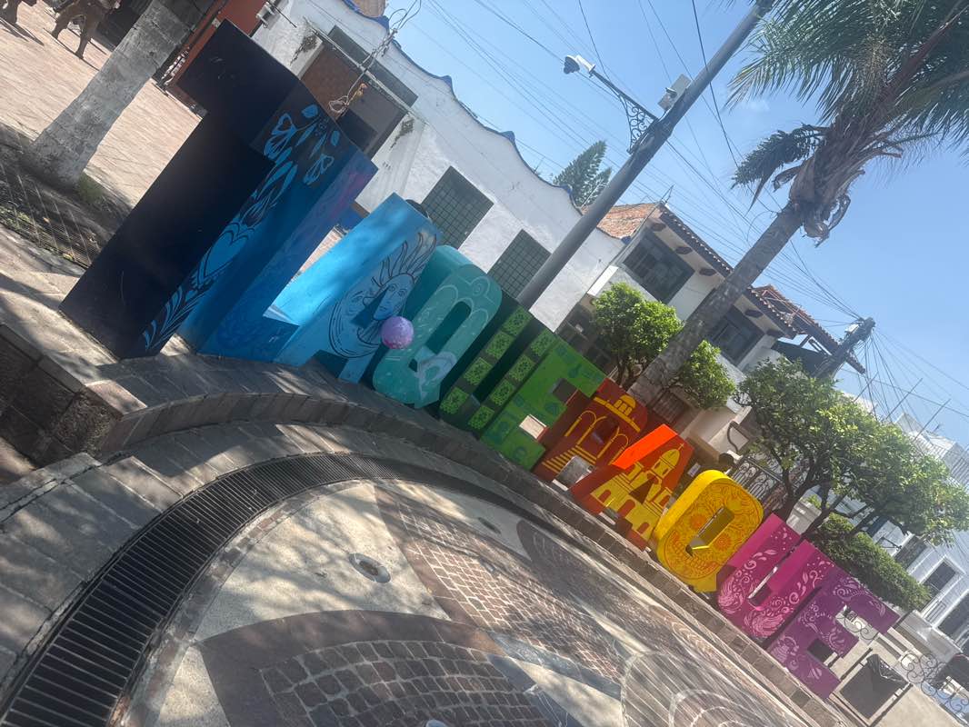 walking near me in Arboleda in summer