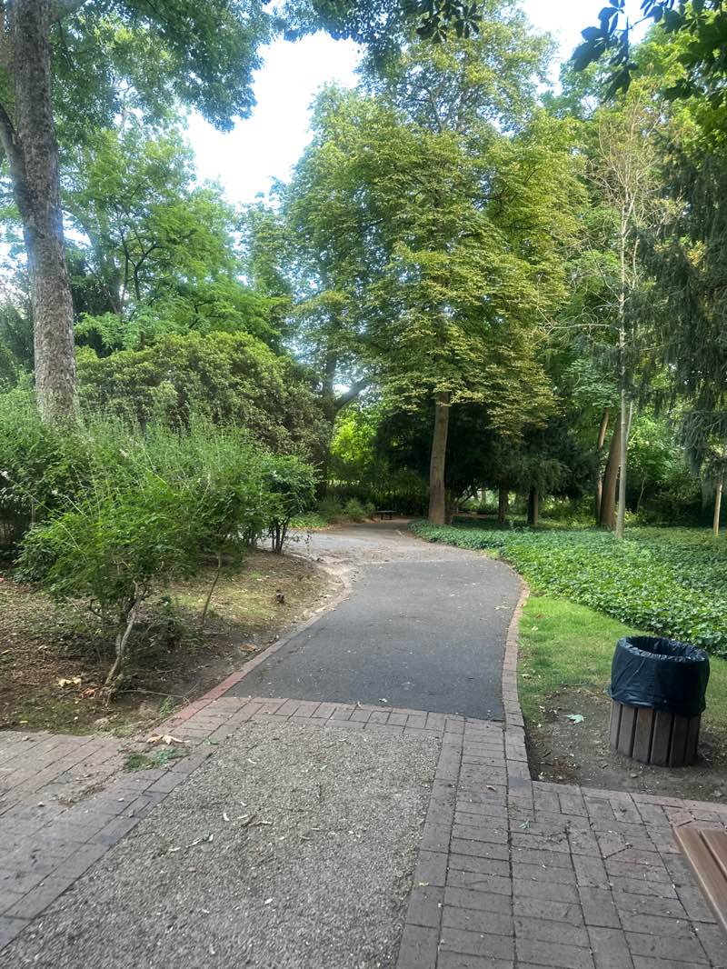 walking near me in Parc Watteau in summer