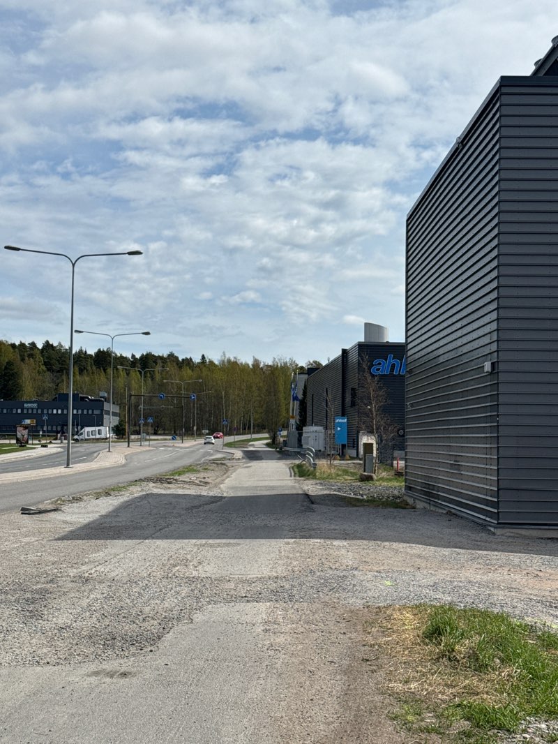 walking near me in Männäistenpuisto in spring