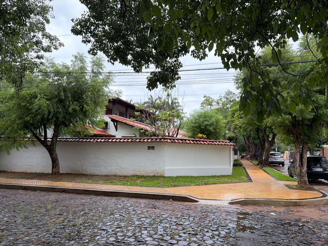 walking near me in Plaza Pedro Juan Caballero in summer