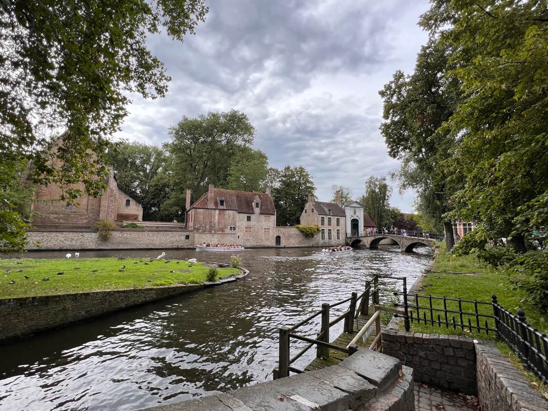 walking near me in Koningin Astridpark in winter