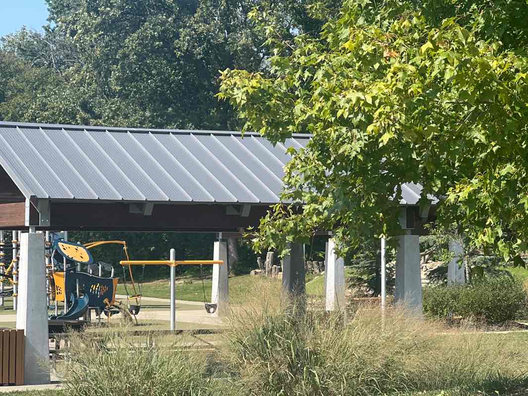 walking near me in Roe Park in autumn