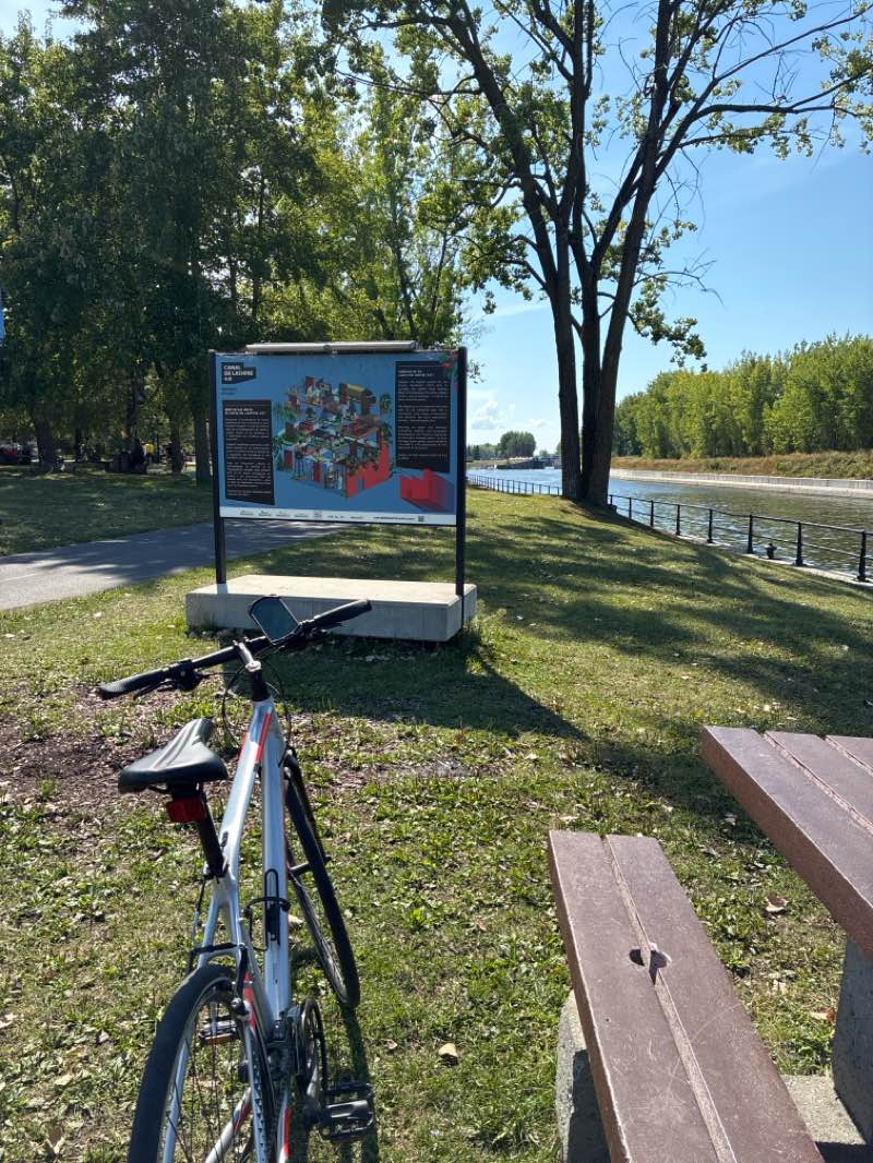 walking near me in Parc des Saints-Anges in autumn