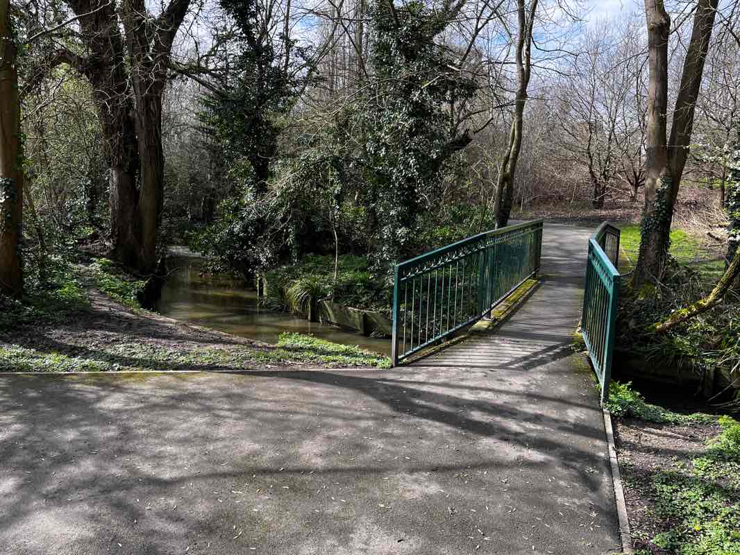 walking near me in Barnet Hill Common in winter