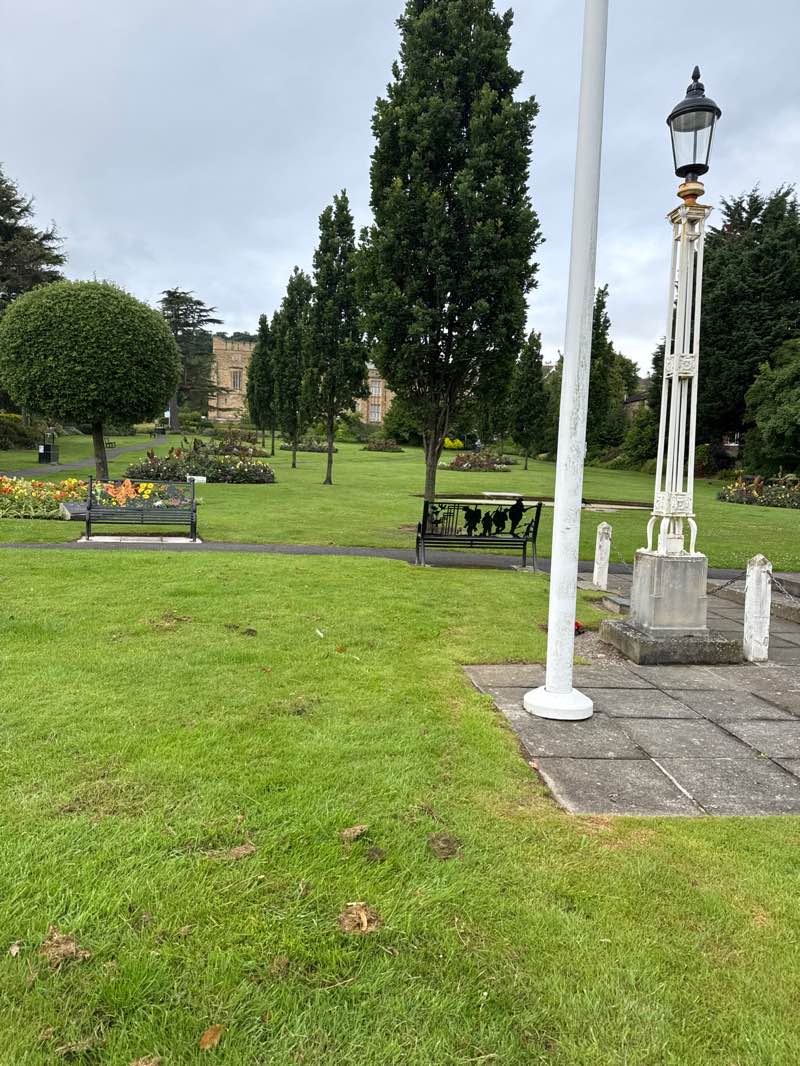 walking near me in Queens Gardens in summer