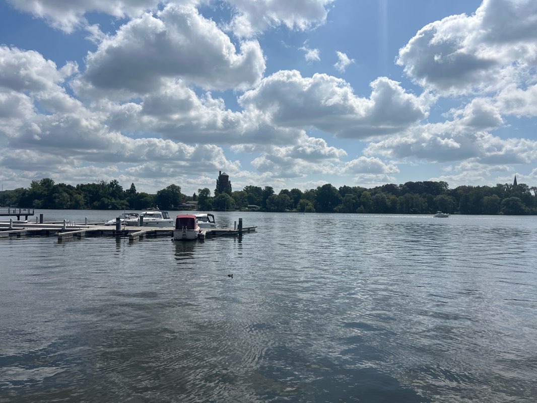 walking near me in Uferpark an der Havel in autumn