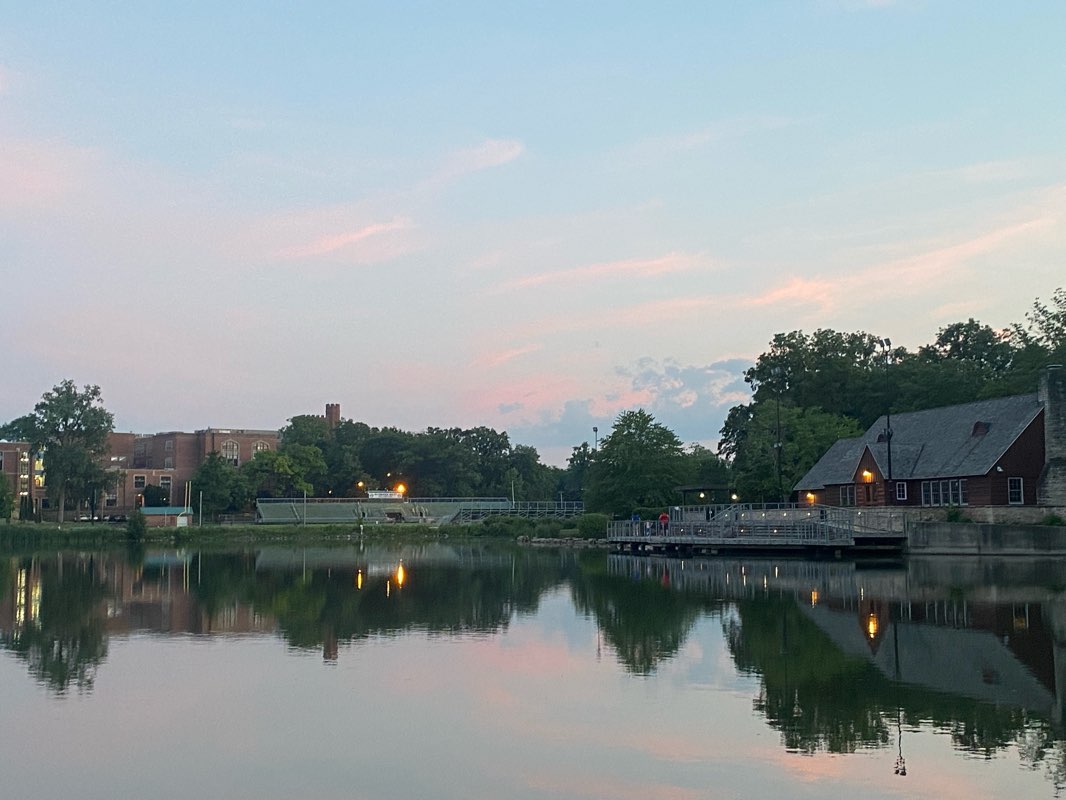 walking near me in Lake Ellyn Park in winter