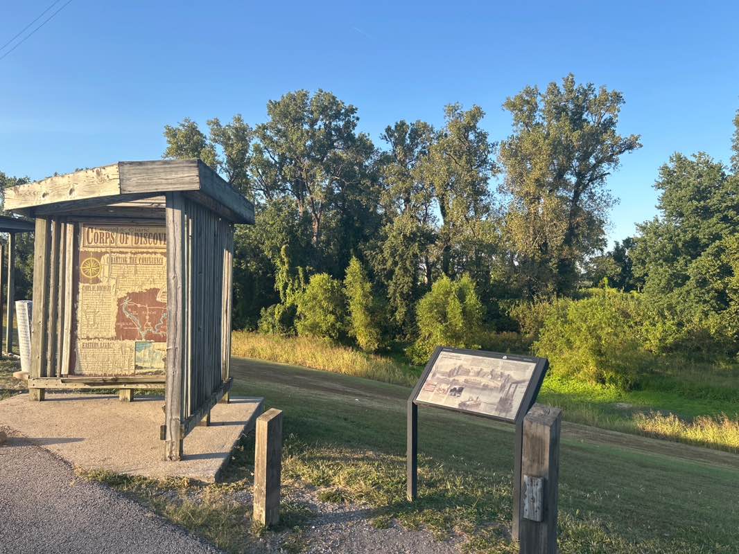 walking near me in Fort Defiance State Park in autumn