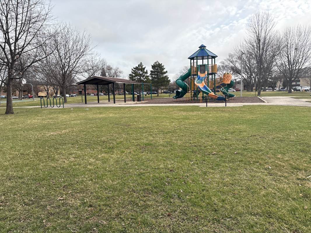 walking near me in Green Oaks Park in spring