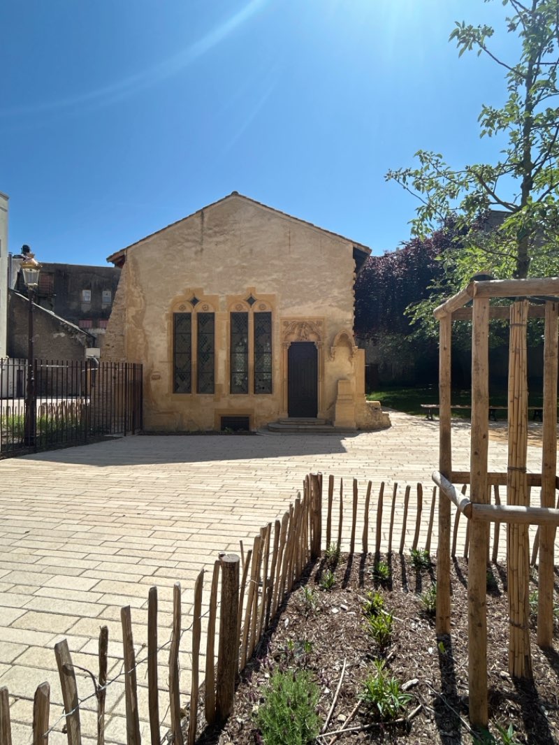 walking near me in Jardin des Tanneurs in spring