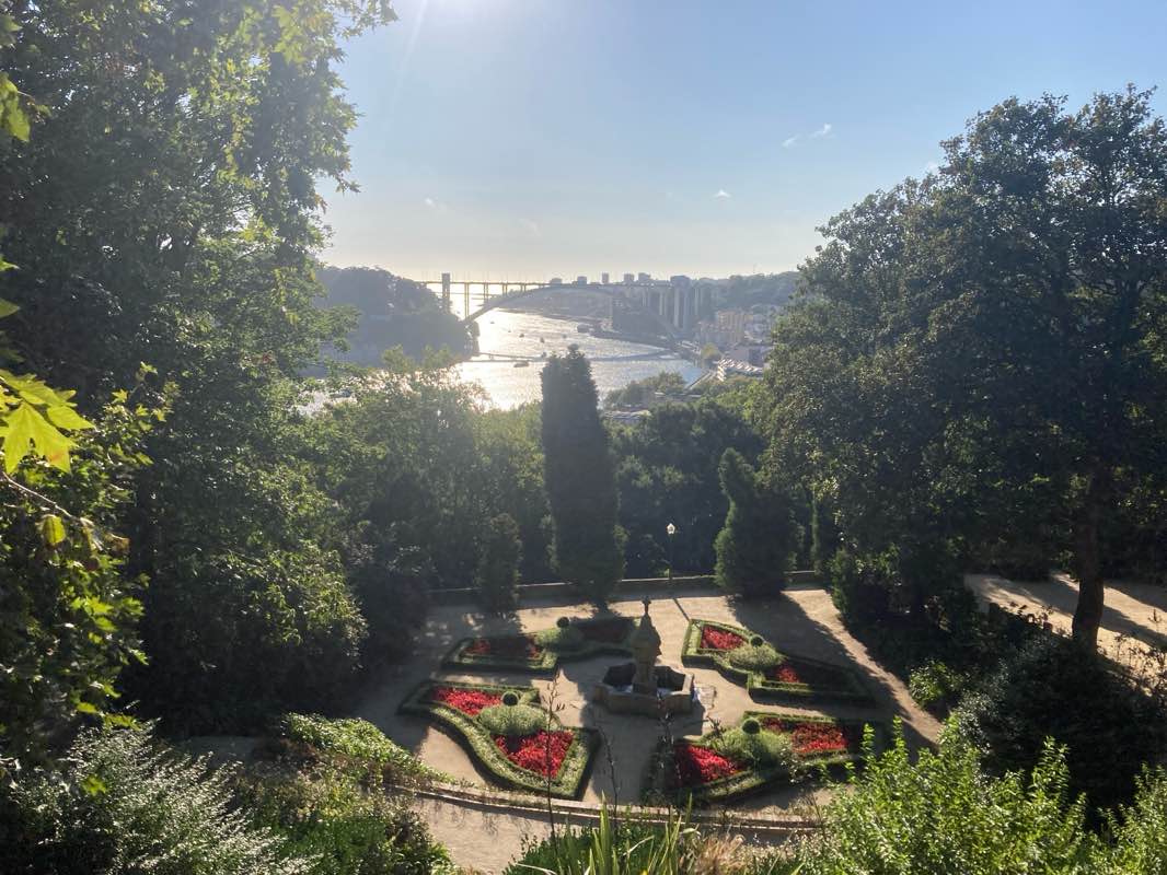 walking near me in Jardim de Carrilho Videira in autumn