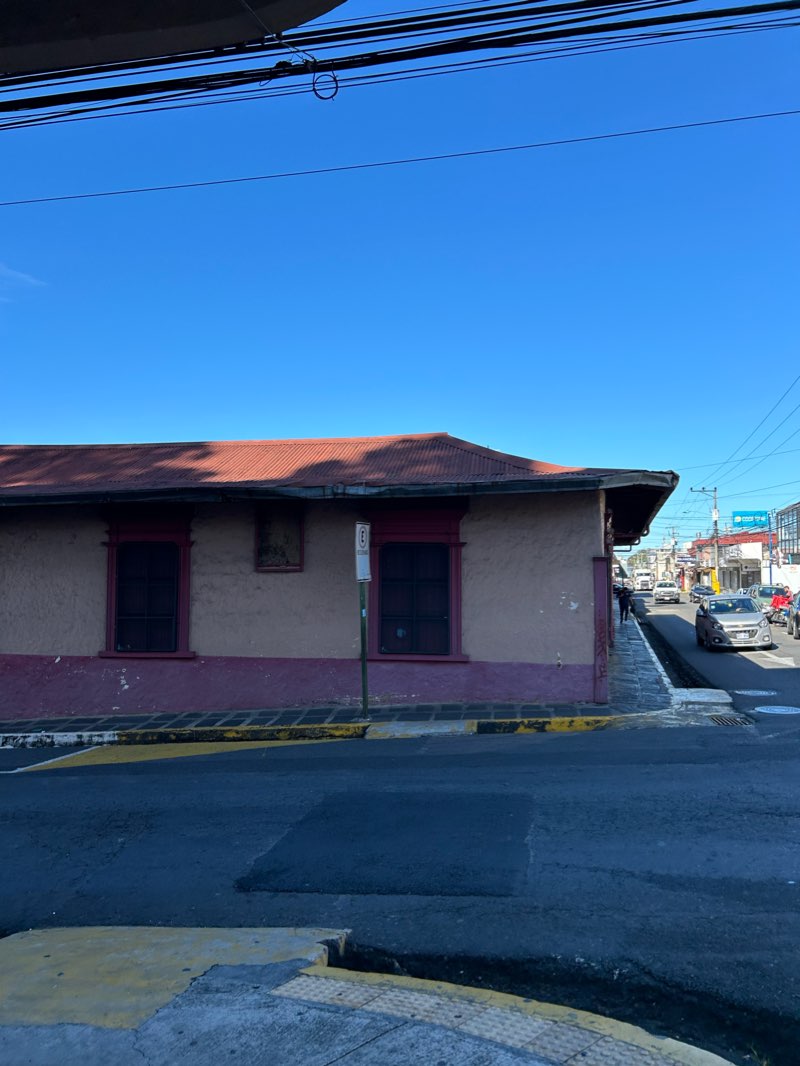 walking near me in Parque Central Nicolás Ulloa in winter
