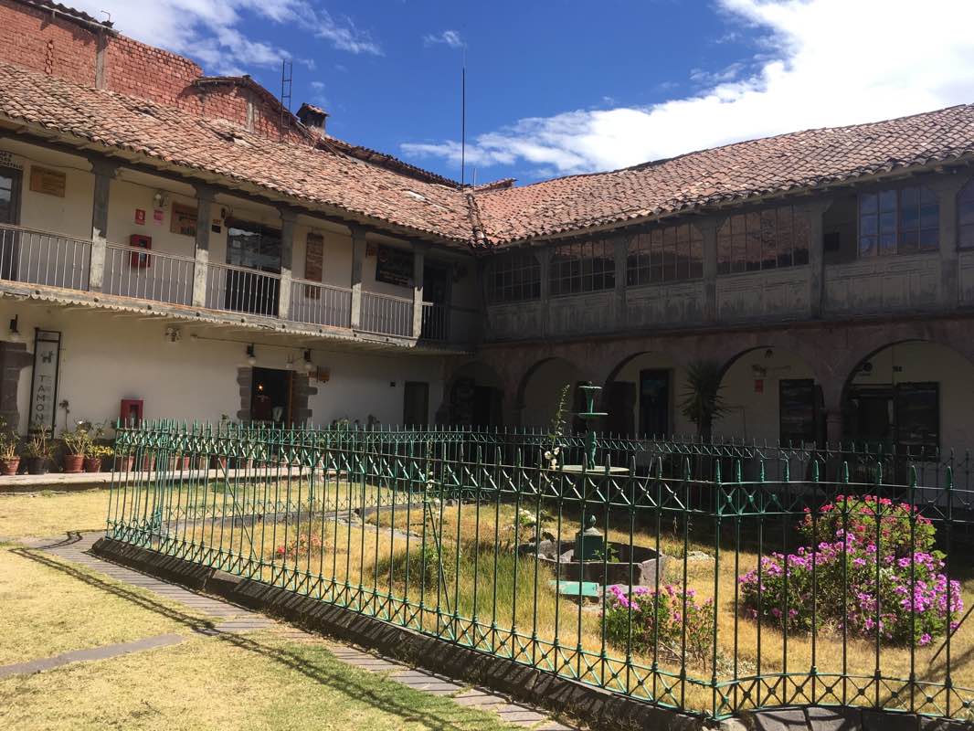 walking near me in Plaza San Francisco in summer