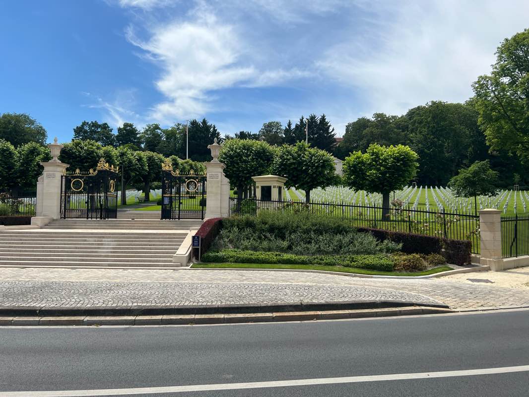 walking near me in Jardin des Tournelles in winter