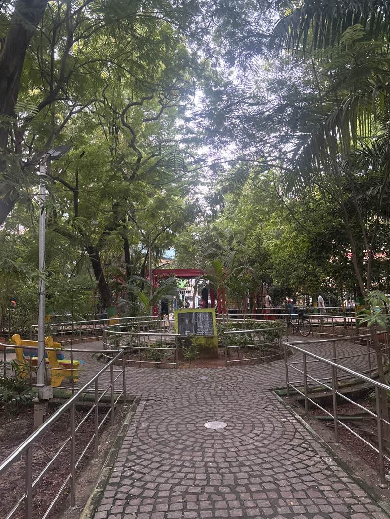 walking near me in Jeeva Park in autumn