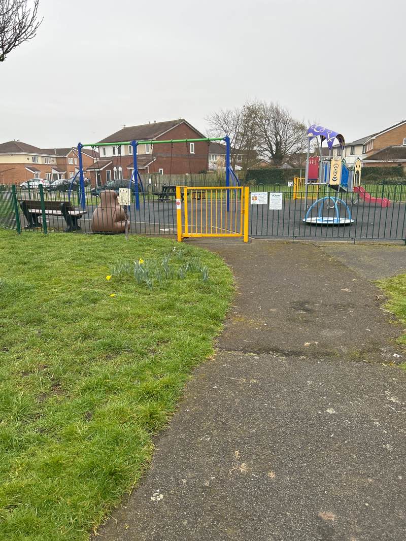 walking near me in Frobisher Park in spring