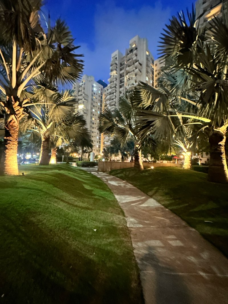 walking near me in Palm Drive Gardens in summer