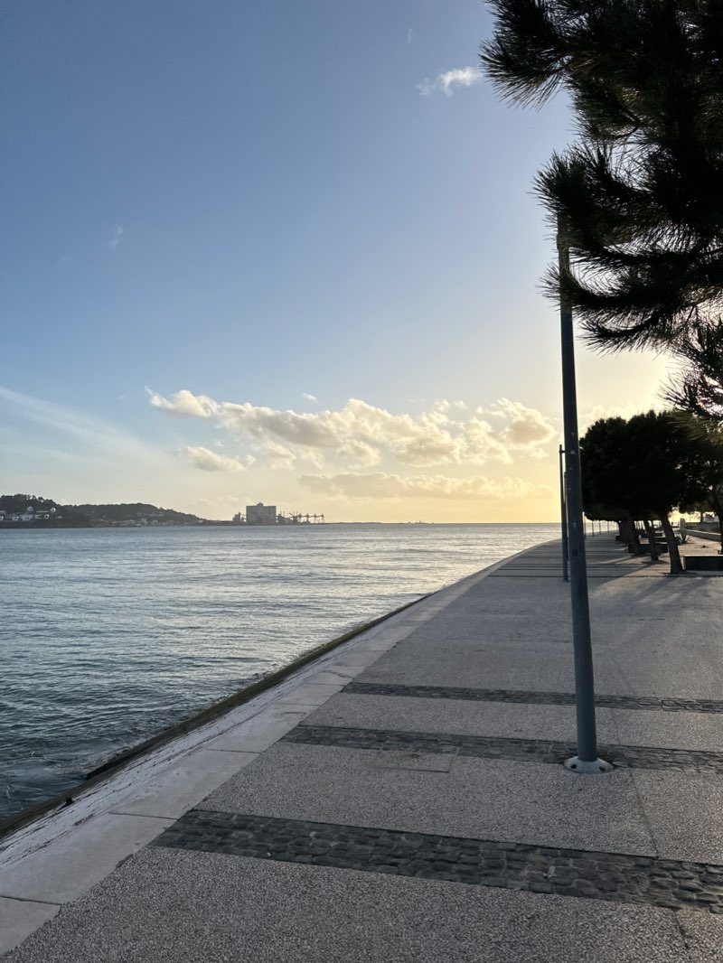 walking near me in Jardim de Algés in winter