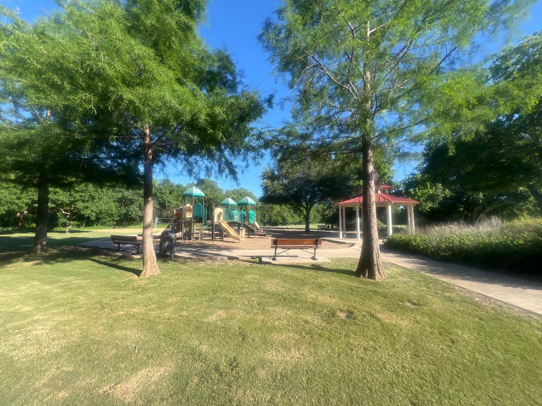 walking near me in Suncreek Park in spring