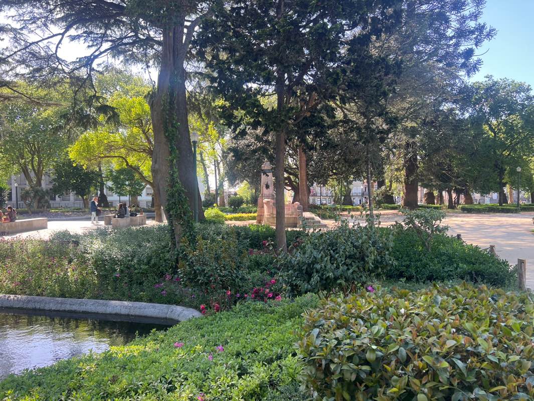 walking near me in Jardim de João Chagas in spring