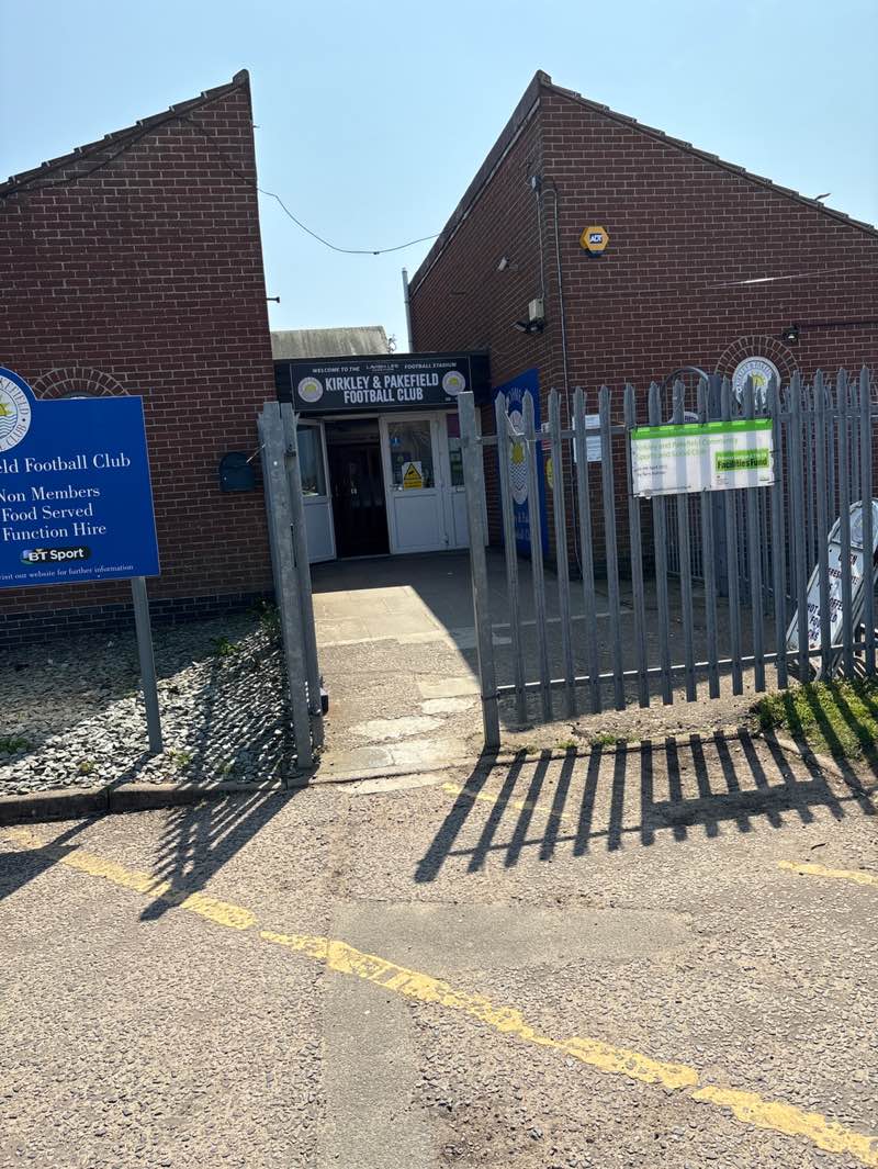 walking near me in Pakefield Park in spring