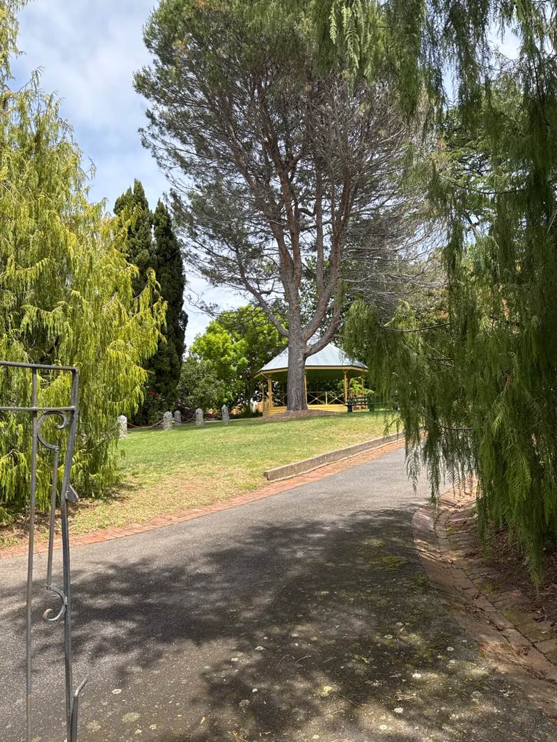 walking near me in Maldon Shire Gardens in spring
