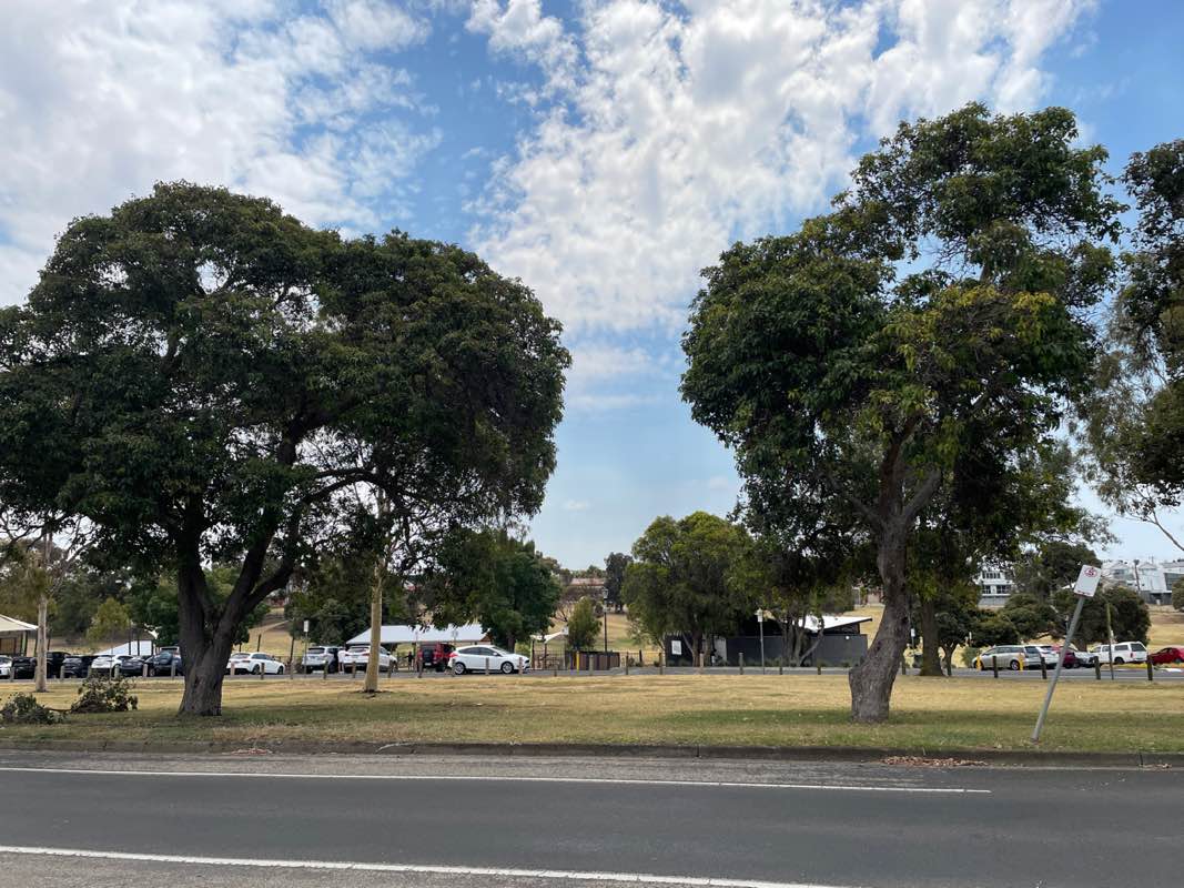 walking near me in Rippleside Park in summer