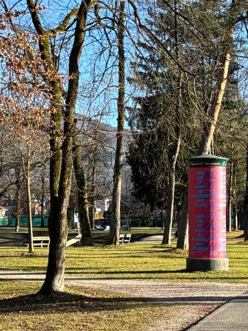 walking near me in Volksgarten (Franz-Josef-Park) in winter