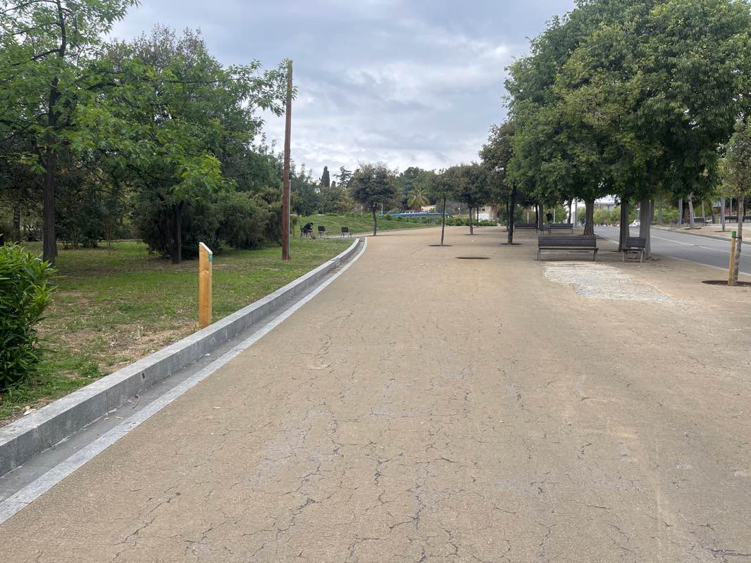 walking near me in Parc Central in winter