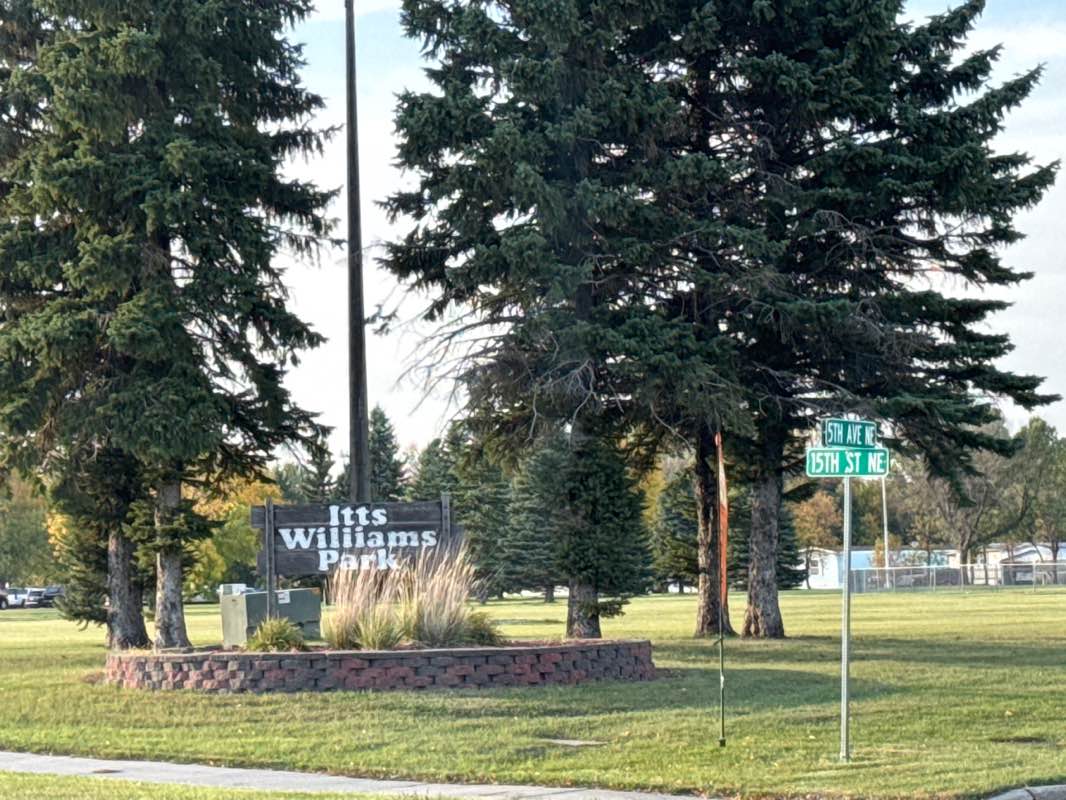 walking near me in Itts Williams Park in autumn