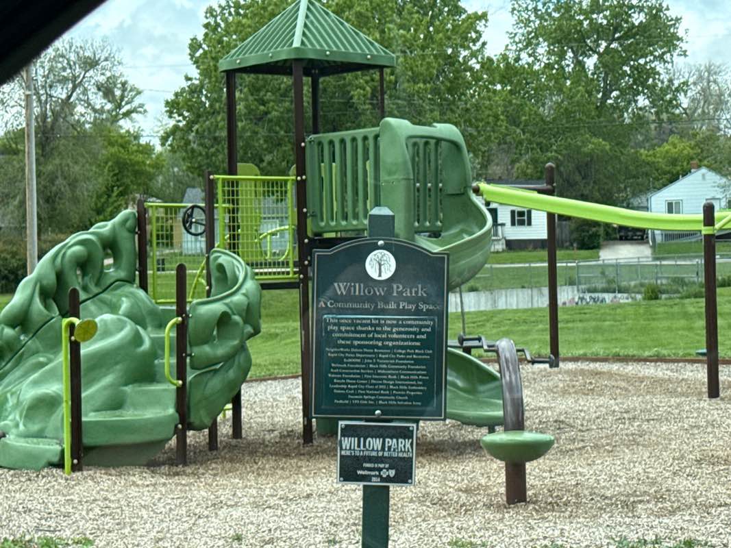 walking near me in Willow Park in spring