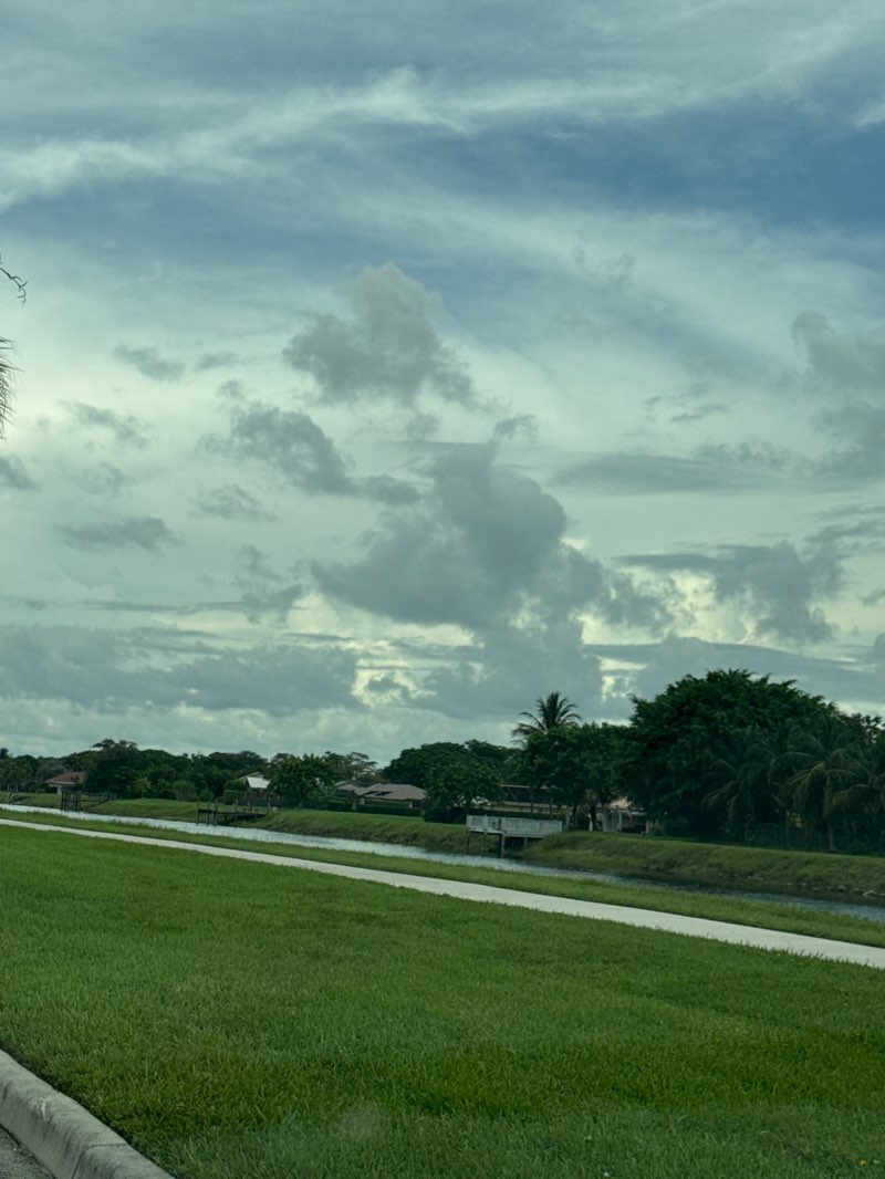 walking near me in Tamarac Veterans' Park in autumn