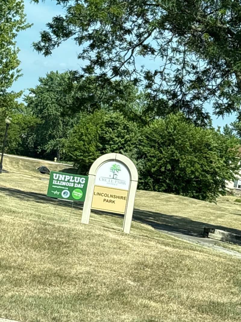 walking near me in Lincolnshire Park in summer