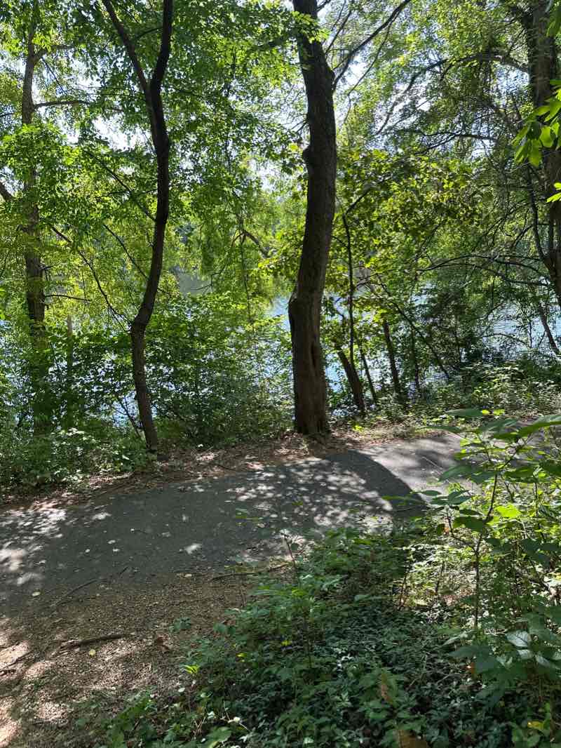 walking near me in Kentlands Lakes Park in winter
