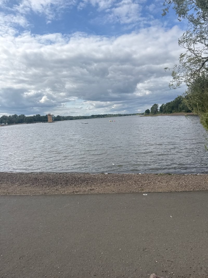 walking near me in Strathclyde Park in summer