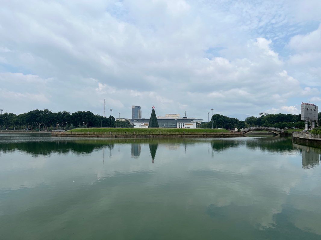 walking near me in Đài tưởng niệm in winter