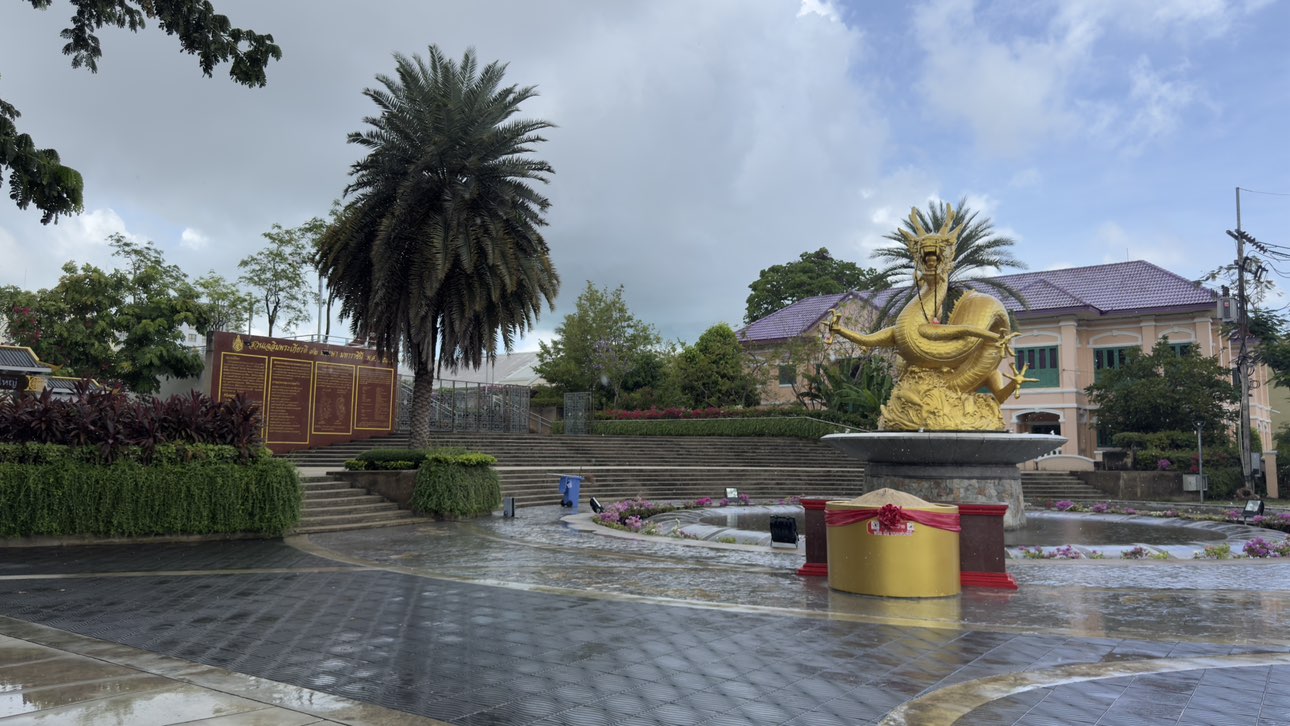 walking near me in Queen Sirikit Public Park in spring