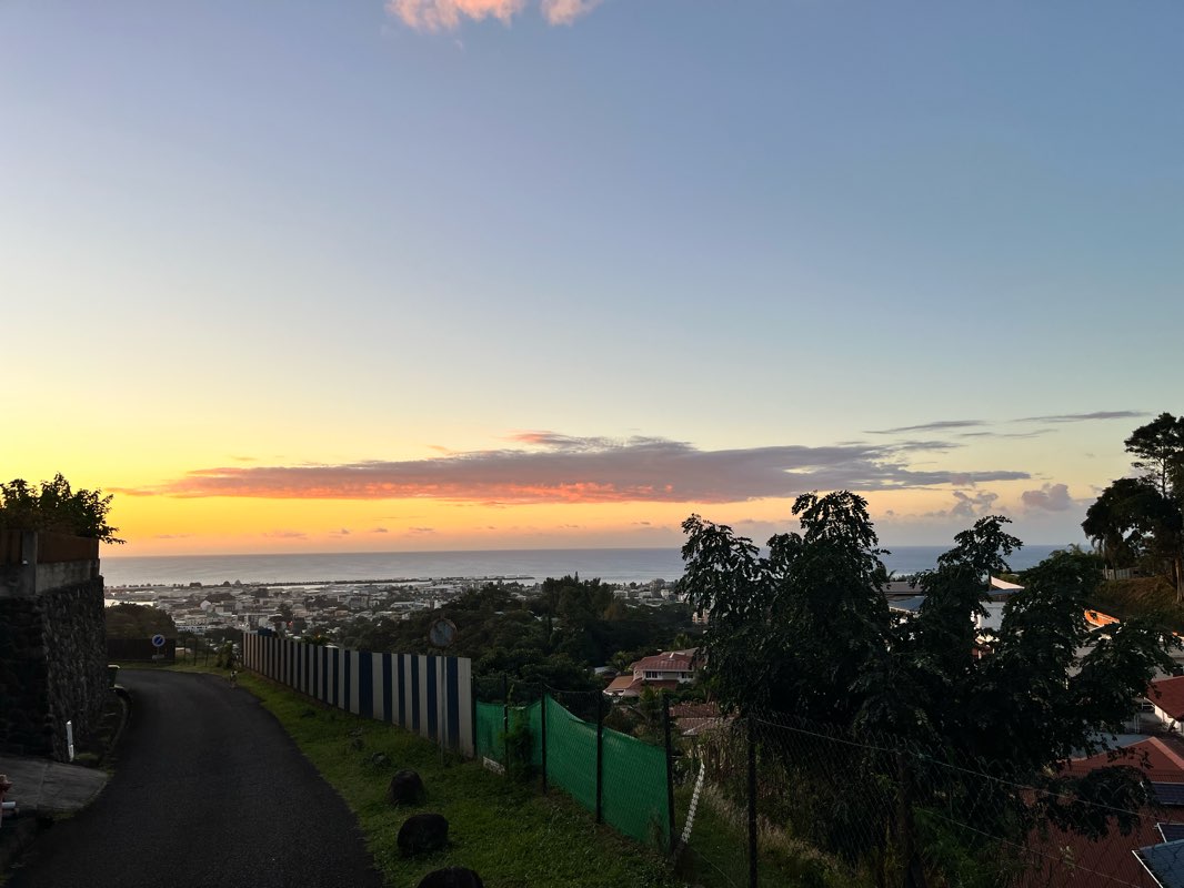 walking near me in Parc Outuaraea in summer