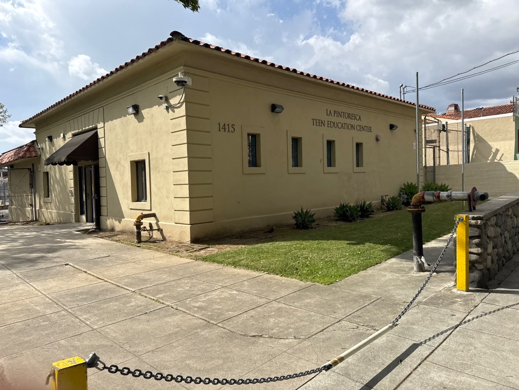 walking near me in La Pintoresca Park in spring