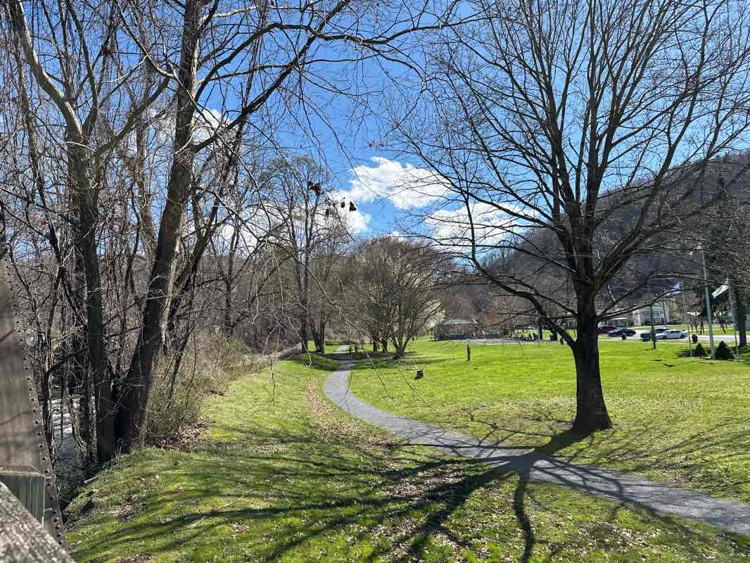 walking near me in Damascus Town Park in winter