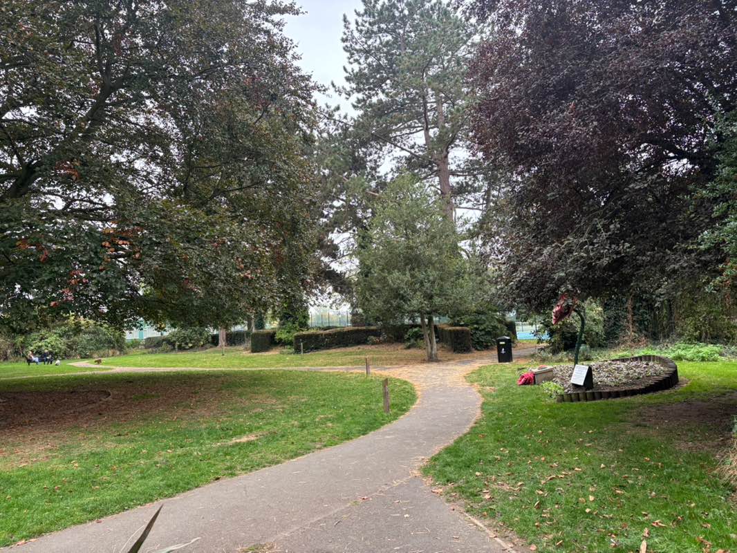 walking near me in Cripplegate Park in autumn