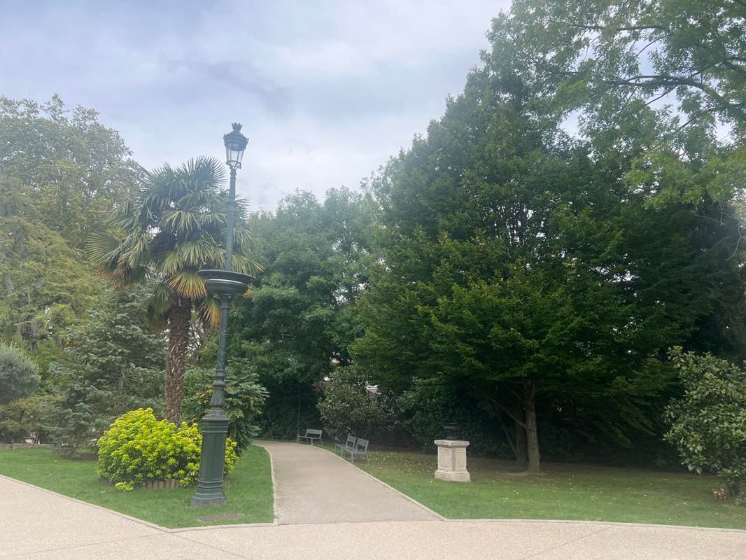 walking near me in Parc de la Mairie in autumn