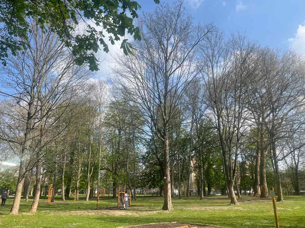walking near me in Parc Lebaudy in spring